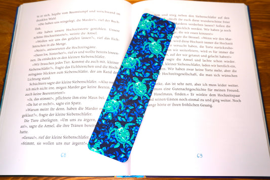 Lesezeichen mit Meeresschildkröten-Design in Schwarz, Dunkelblau, Hellblau und Weiß, wahlweise mit Quaste