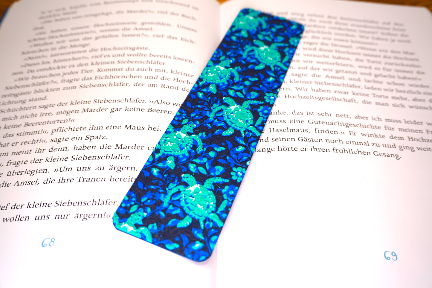 Lesezeichen im Ozean-Thema mit Meeresschildkröten, wählbar mit oder ohne Quaste