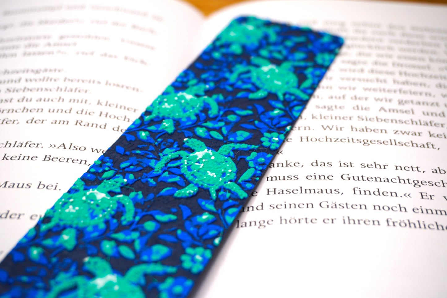 Nahaufnahme des Lesezeichens mit Meeresschildkröten-Motiv und eleganter Quaste