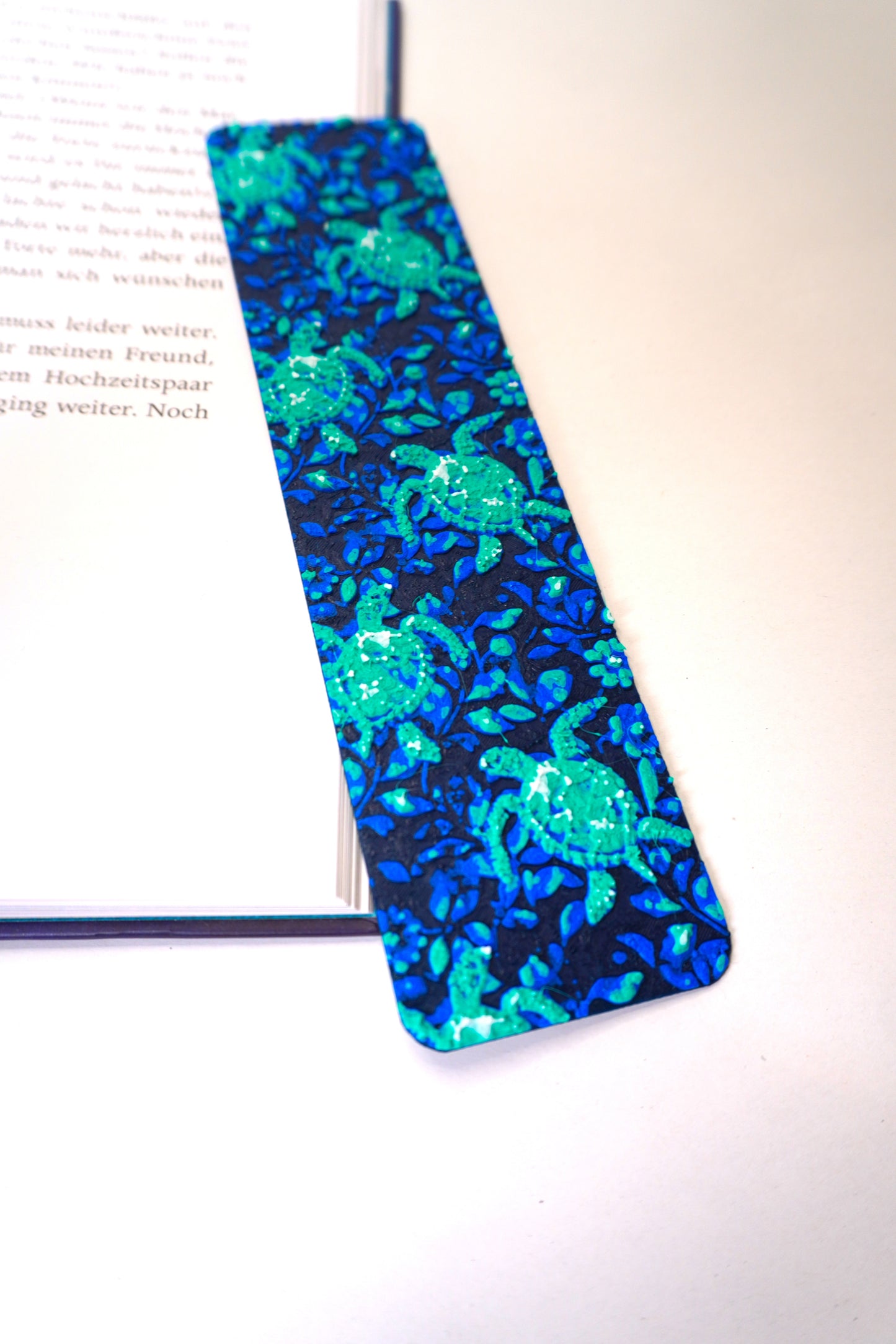 Stilvolles Lesezeichen mit Meeresschildkröten-Design und Quaste, perfekt als Geschenk für Meeresfreunde