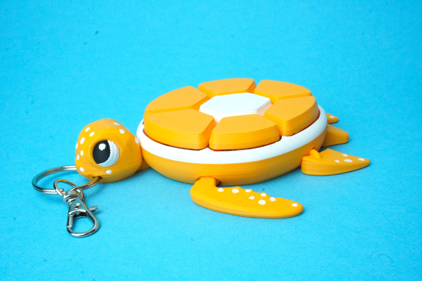 Benutzer klickt zufrieden auf die mechanischen Tasten der Turtle – entspannend & stressreduzierend