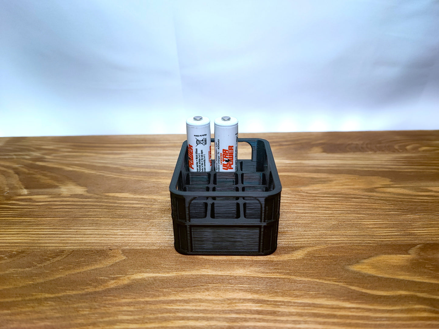 Lustiger und funktionaler Batteriespender in Bierkistenform, farblich individuell gestaltbar