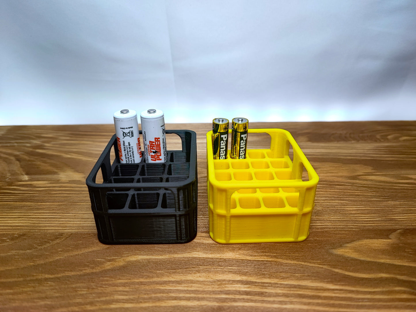 Nahaufnahme des Bierkisten-Batteriespenders, praktischer und stylischer Organizer für Batterien