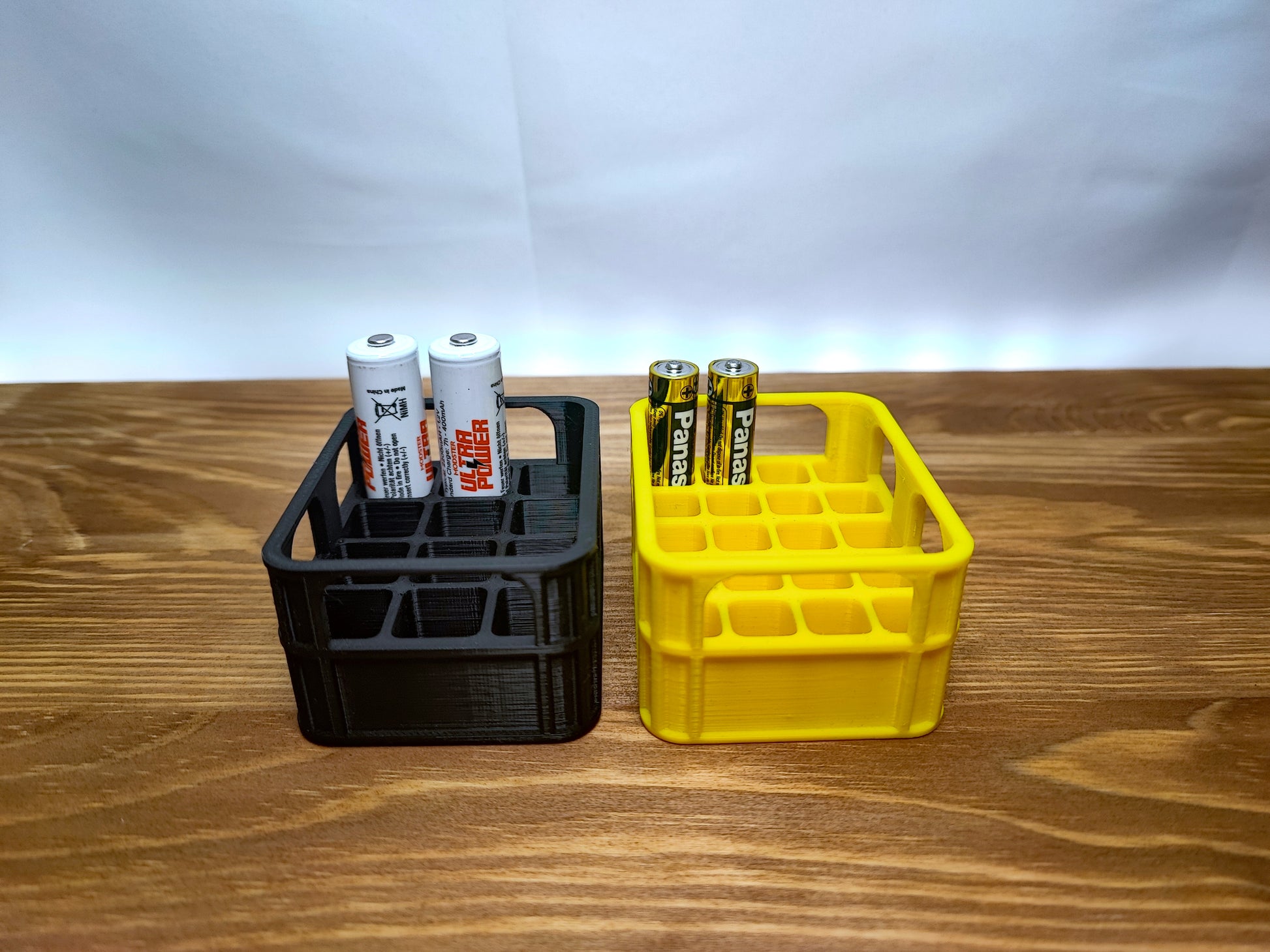 Nahaufnahme des Bierkisten-Batteriespenders, praktischer und stylischer Organizer für Batterien