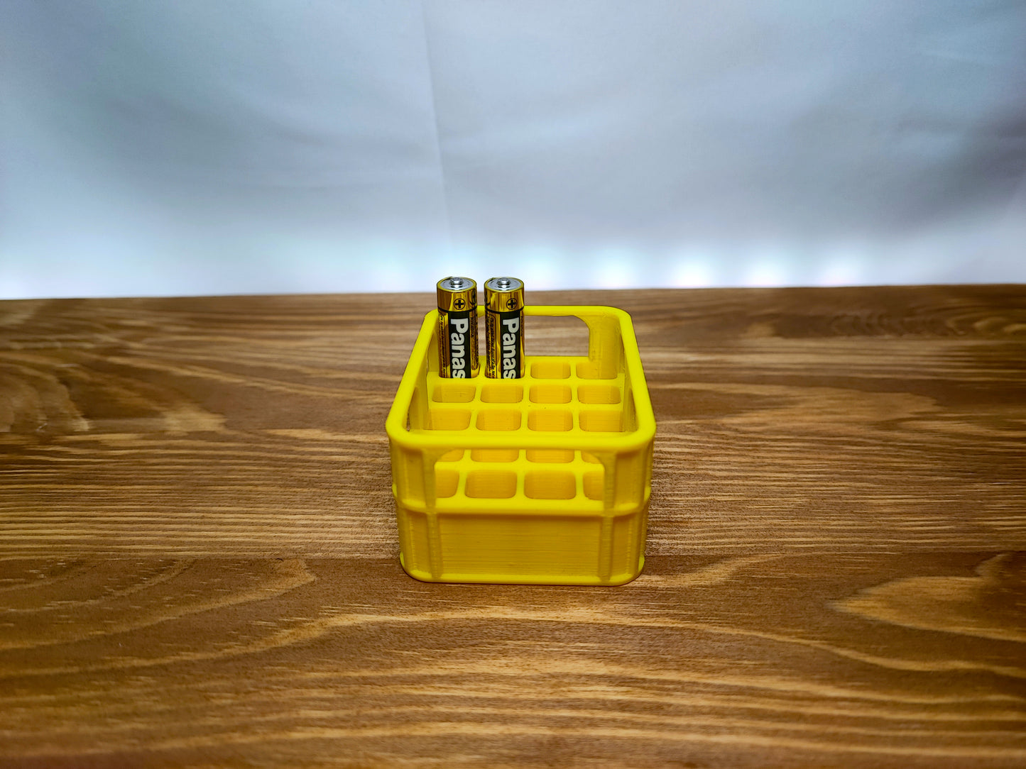 Batteriespender in Form einer Bierkiste – Für AA oder AAA Batterien, Farbe frei wählbar