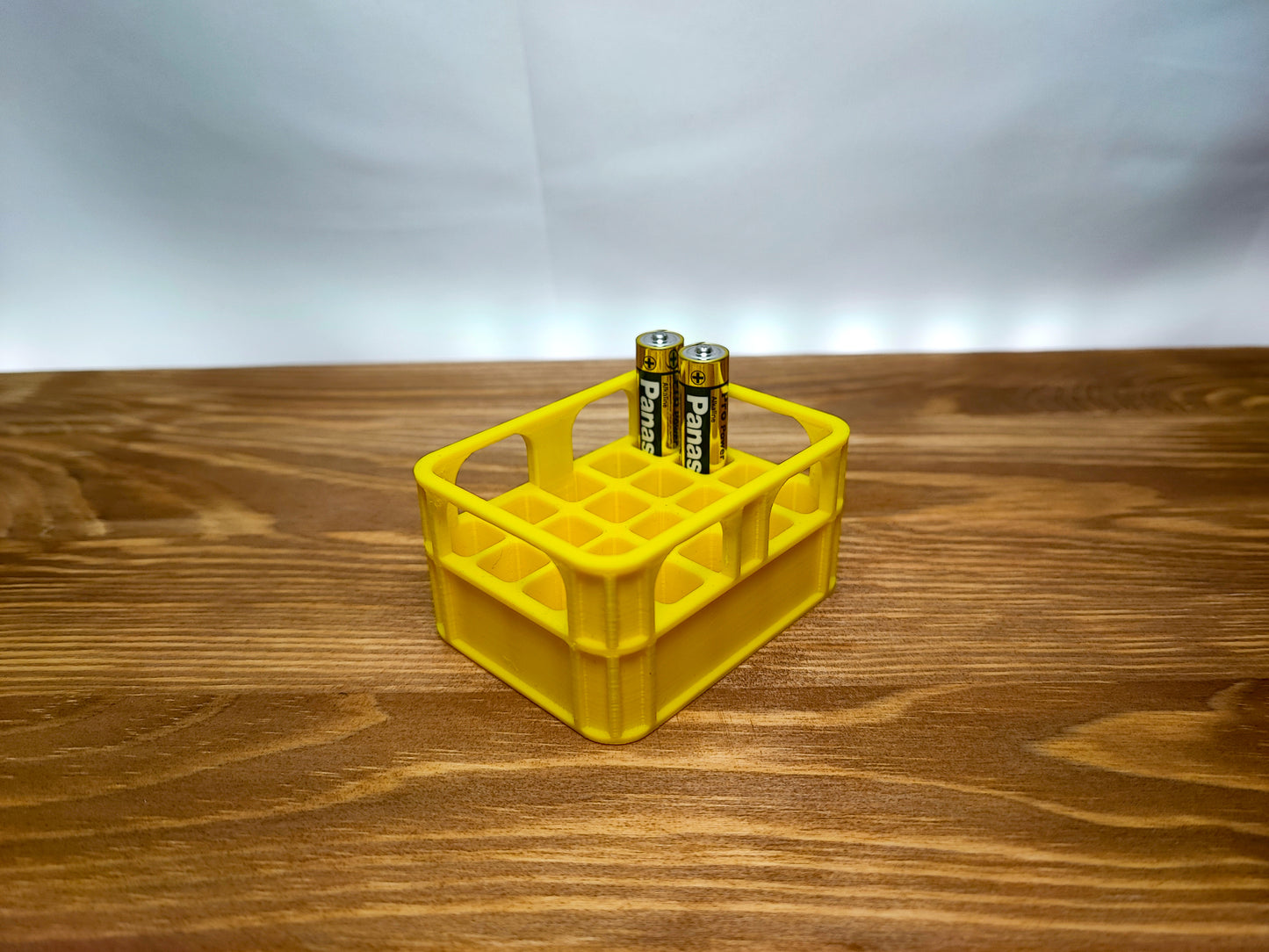 Batteriespender in Form einer Bierkiste – Für AA oder AAA Batterien, Farbe frei wählbar