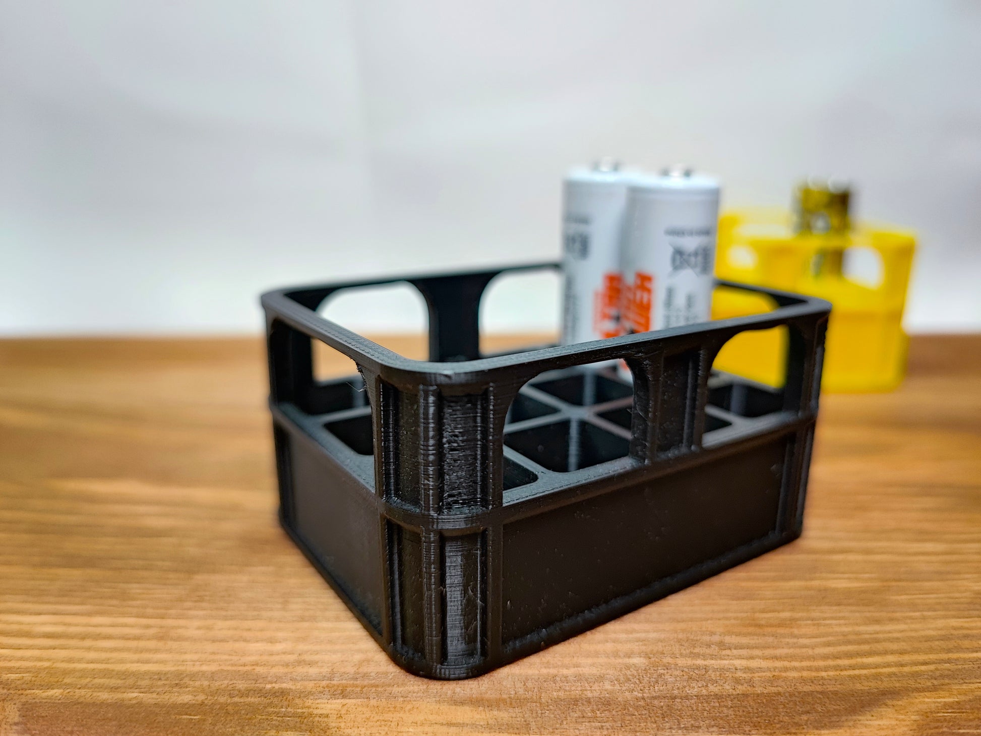 Batteriespender in Form einer Bierkiste, geeignet für AA oder AAA Batterien, in verschiedenen Farben erhältlich