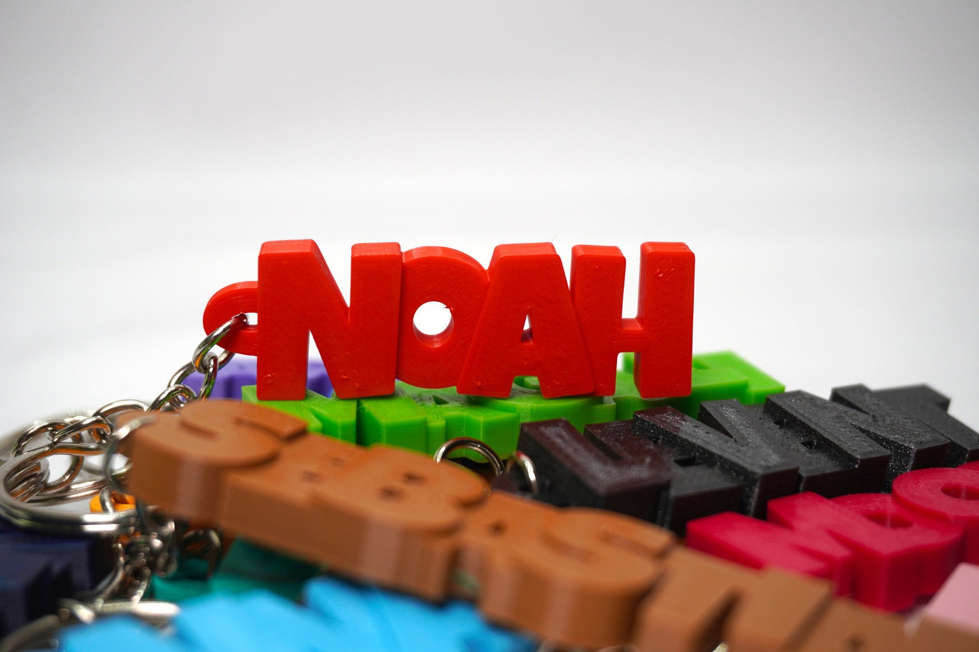 Personalisierter Schlüsselanhänger mit Namen in verschiedenen Farben, hergestellt im 3D-Druck