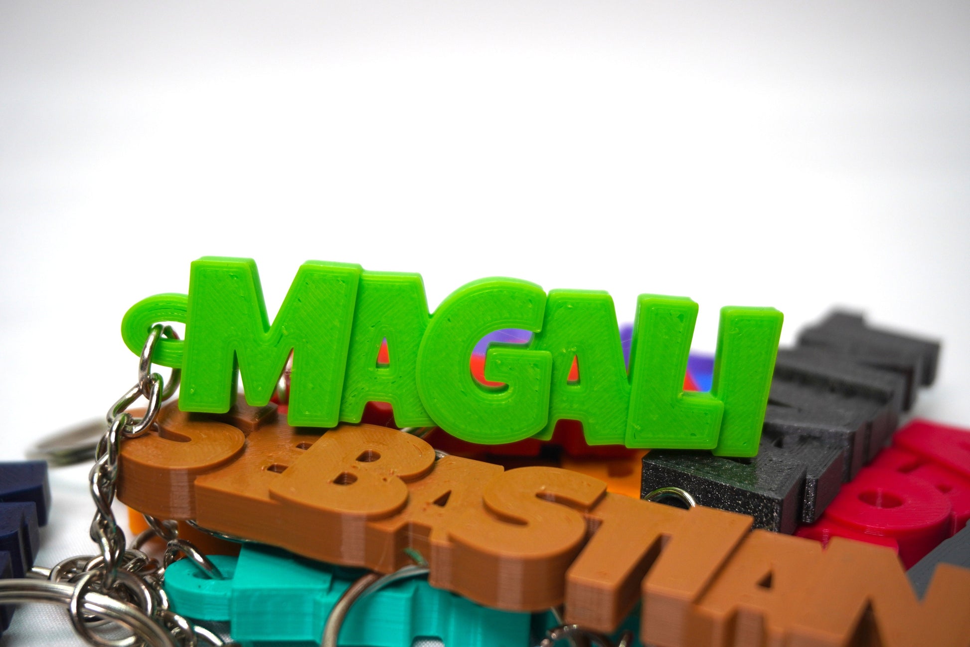 Nahaufnahme eines 3D-gedruckten Schlüsselanhängers mit individuellem Namen und Schlüsselring