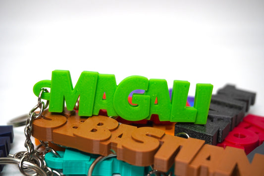 Nahaufnahme eines 3D-gedruckten Schlüsselanhängers mit individuellem Namen und Schlüsselring