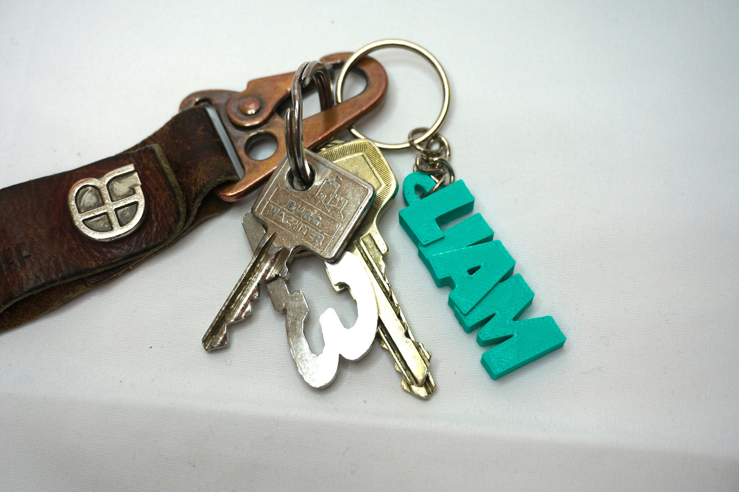 Schlüsselanhänger mit Namen, Farbe frei wählbar, im 3D-Druck hergestellt – Geschenkidee für Freunde und Familie