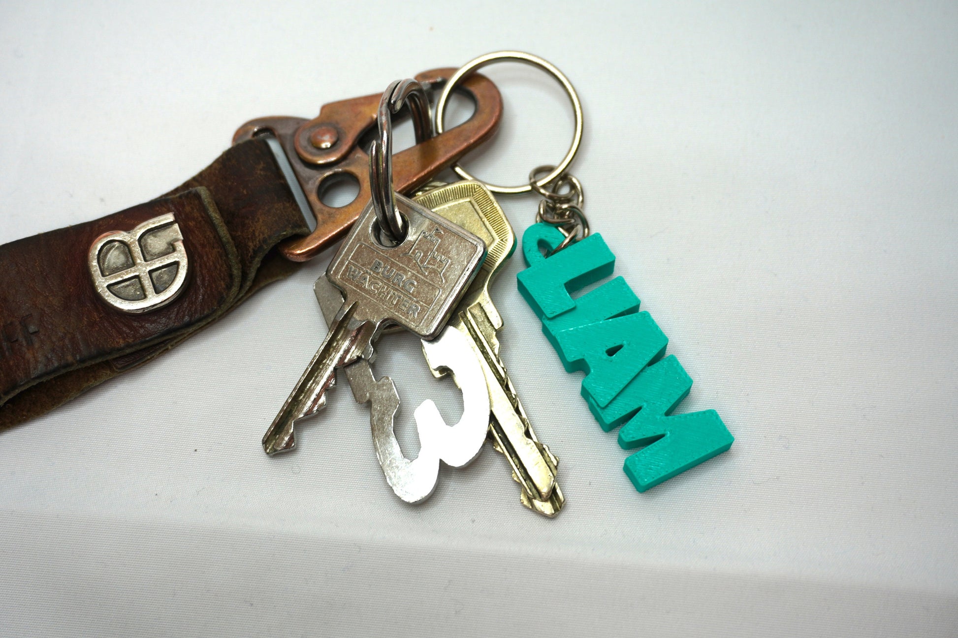 Schlüsselanhänger mit Namen, Farbe frei wählbar, im 3D-Druck hergestellt – Geschenkidee für Freunde und Familie