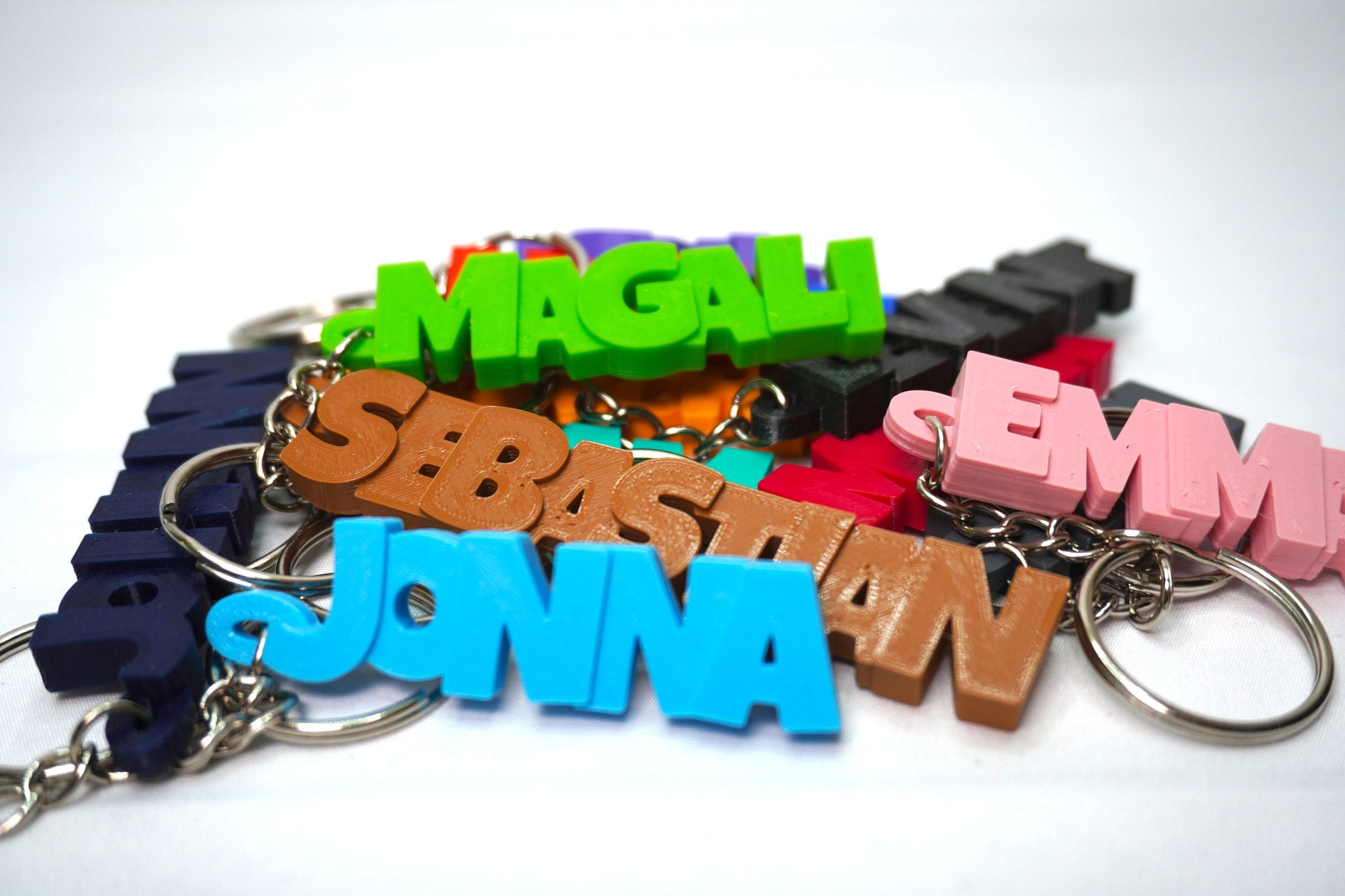 Auswahl der verfügbaren Farben für den personalisierten Schlüsselanhänger im 3D-Druck